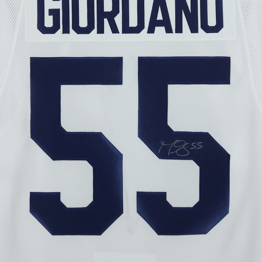 Maillot blanc authentique Adidas autographié par Mark Giordano des Maple Leafs de Toronto