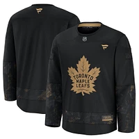 Maillot d'entraînement d'appréciation militaire noir pour hommes des Maple Leafs de Toronto 2024 Fanatics