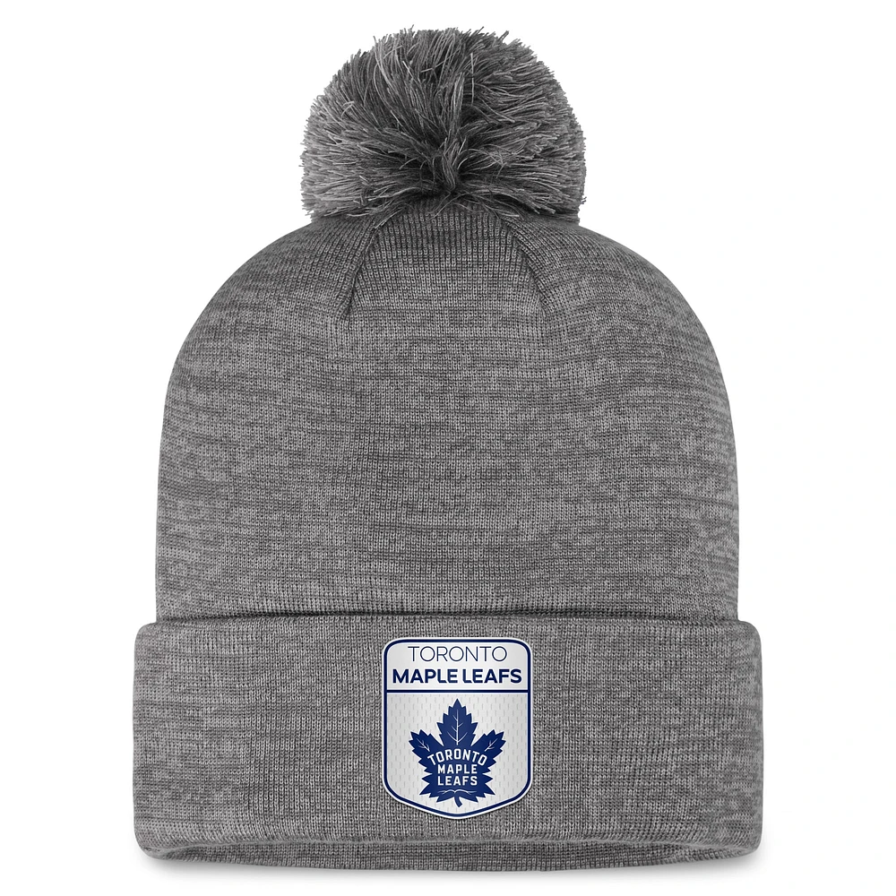 Bonnet en tricot à revers de glace Authentic Pro Home des Maple Leafs de Toronto Fanatics gris pour hommes avec pompon