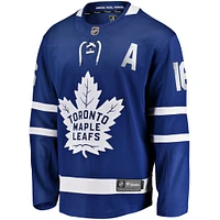 Fanatics pour hommes Mitch Marner, bleu, écusson de capitaine suppléant des Maple Leafs Toronto, joueur échappé à domicile - Maillot