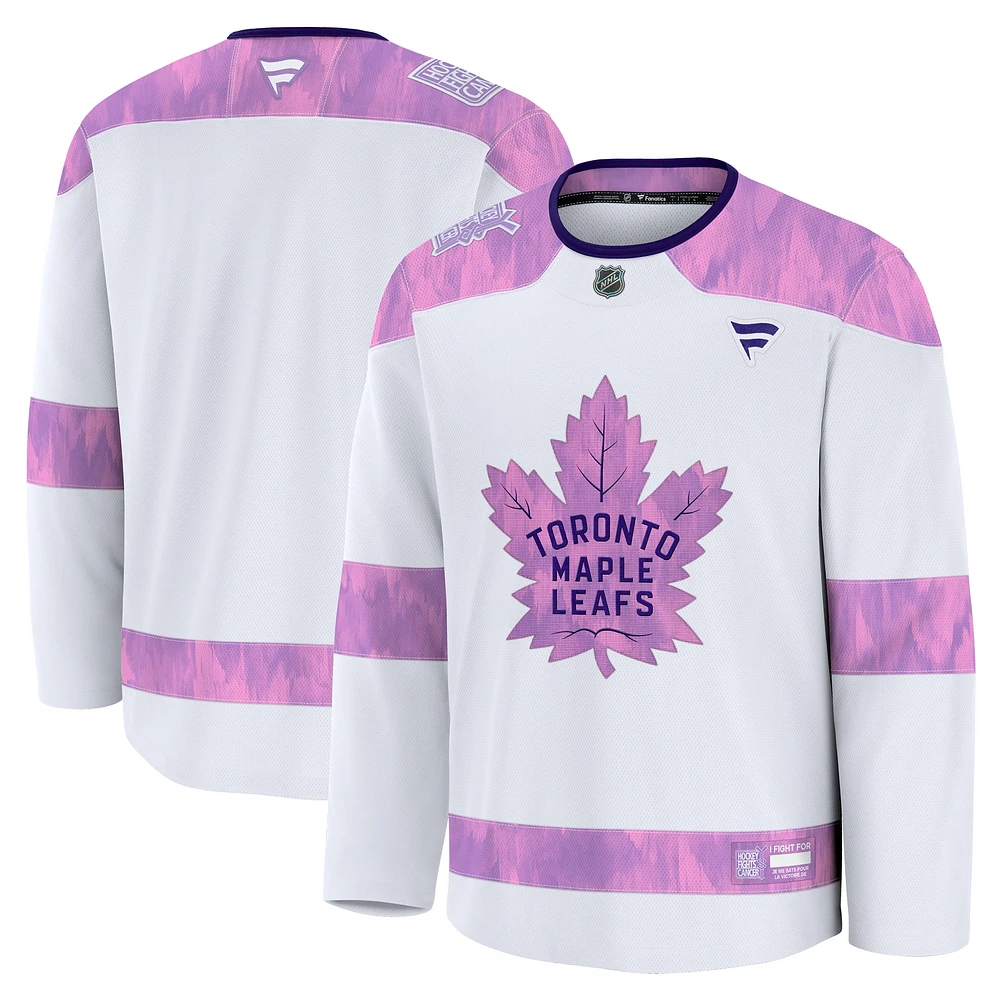 Maillot d'entraînement blanc pour hommes Toronto Maple Leafs 2024 Hockey Fights Cancer Fanatics