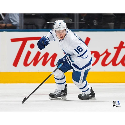 Photographie de patinage en maillot blanc non signé Mitchell Marner des Maple Leafs Toronto