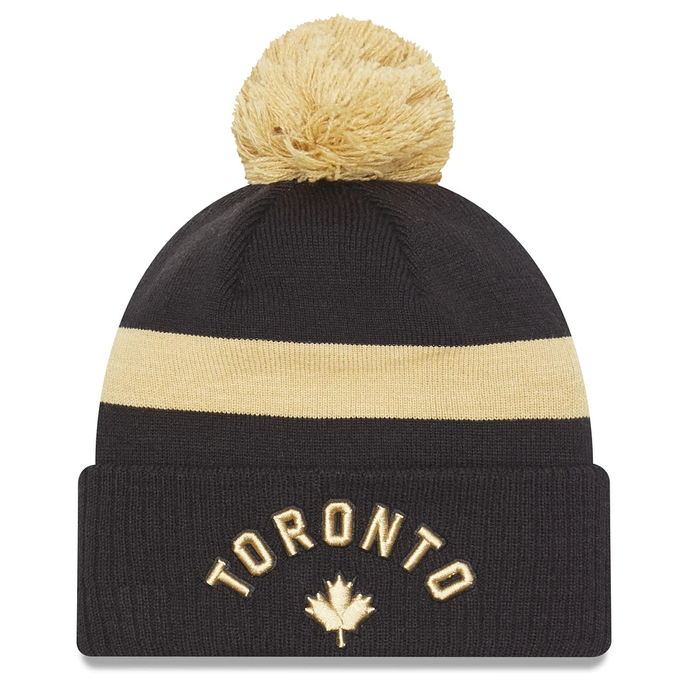 Bonnet en tricot officiel à revers avec pompons pour homme Toronto Raptors 2022/23 City Edition New Era noir