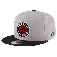 Casquette Snapback 9FIFTY couleur officielle de l'équipe des Toronto Raptors New Era pour hommes, gris/noir