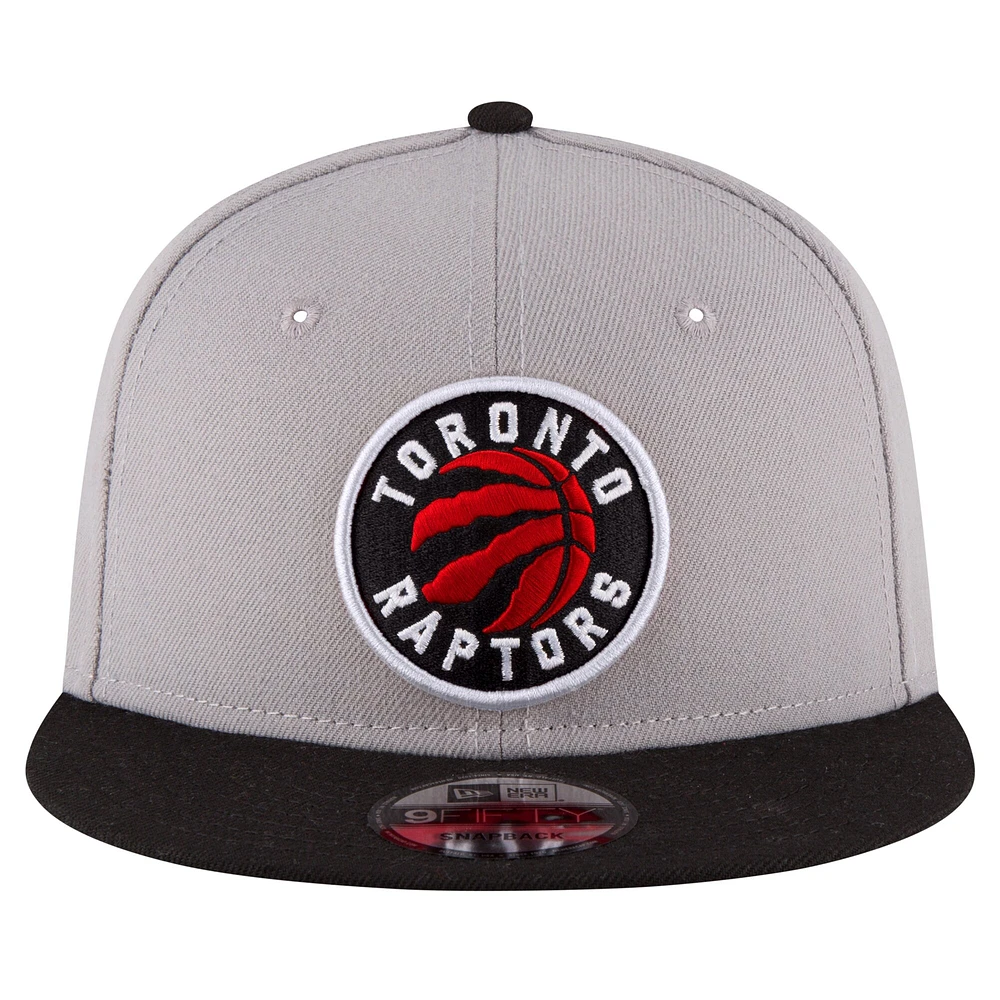 Casquette Snapback 9FIFTY couleur officielle de l'équipe des Toronto Raptors New Era pour hommes, gris/noir