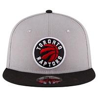 Casquette Snapback 9FIFTY couleur officielle de l'équipe des Toronto Raptors New Era pour hommes, gris/noir