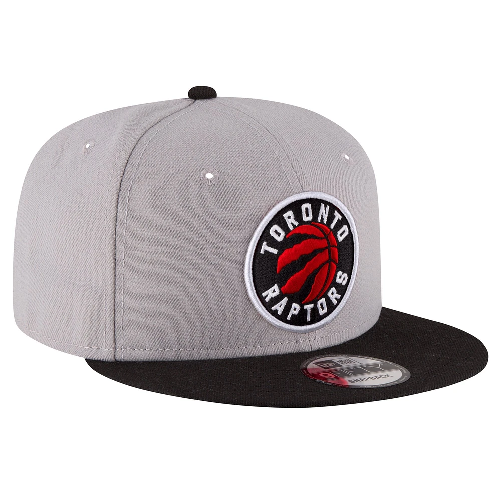 Casquette Snapback 9FIFTY couleur officielle de l'équipe des Toronto Raptors New Era pour hommes, gris/noir