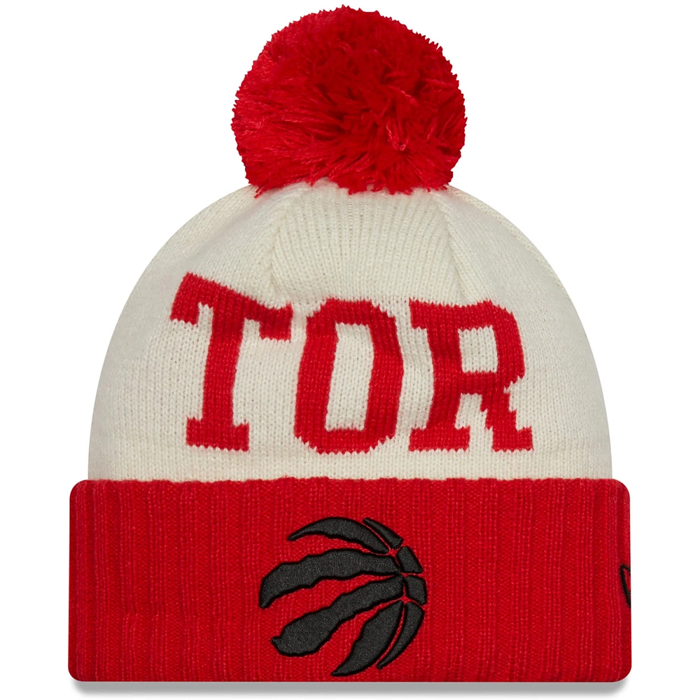 Toronto Raptors 2022 NBA Draft pour homme New Era rouge/crème - Bonnet en tricot à revers avec pompon