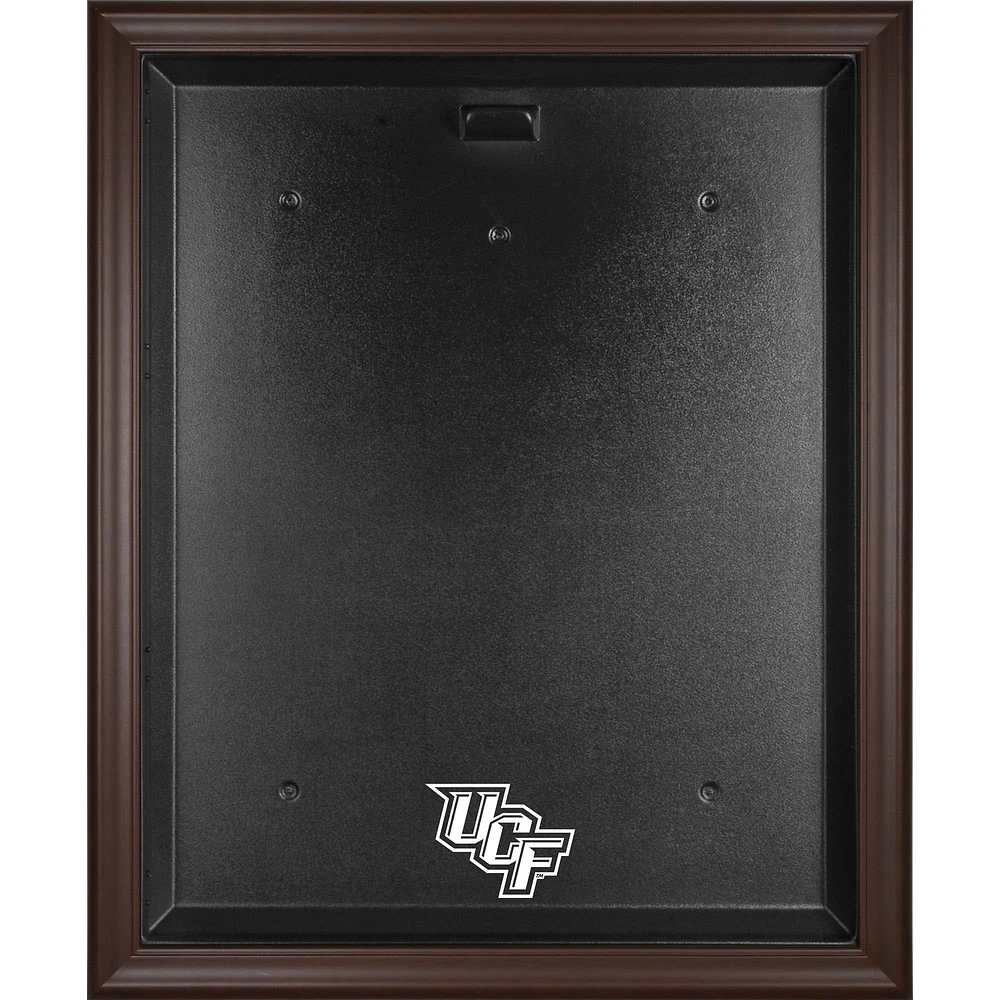 Vitrine de présentation du maillot avec logo encadré marron des UCF Knights
