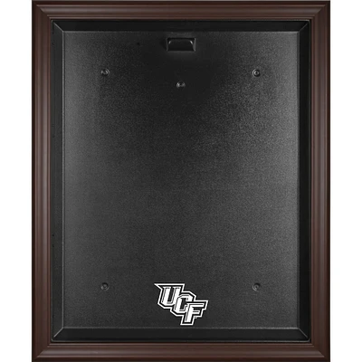 Vitrine de présentation du maillot avec logo encadré marron des UCF Knights