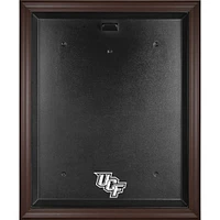 Vitrine de présentation du maillot avec logo encadré marron des UCF Knights