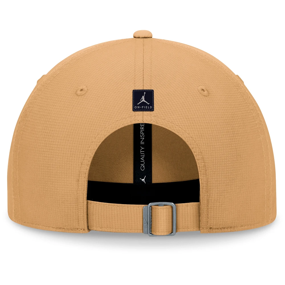 Casquette ajustable kaki Jordan Brand UCLA Bruins 2024 pour hommes, performance sur le terrain