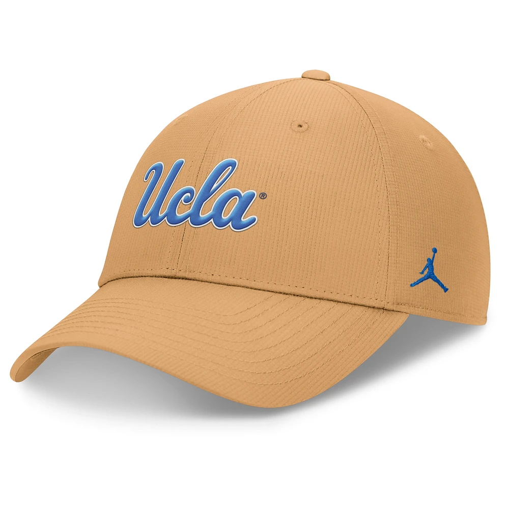 Casquette ajustable kaki Jordan Brand UCLA Bruins 2024 pour hommes, performance sur le terrain