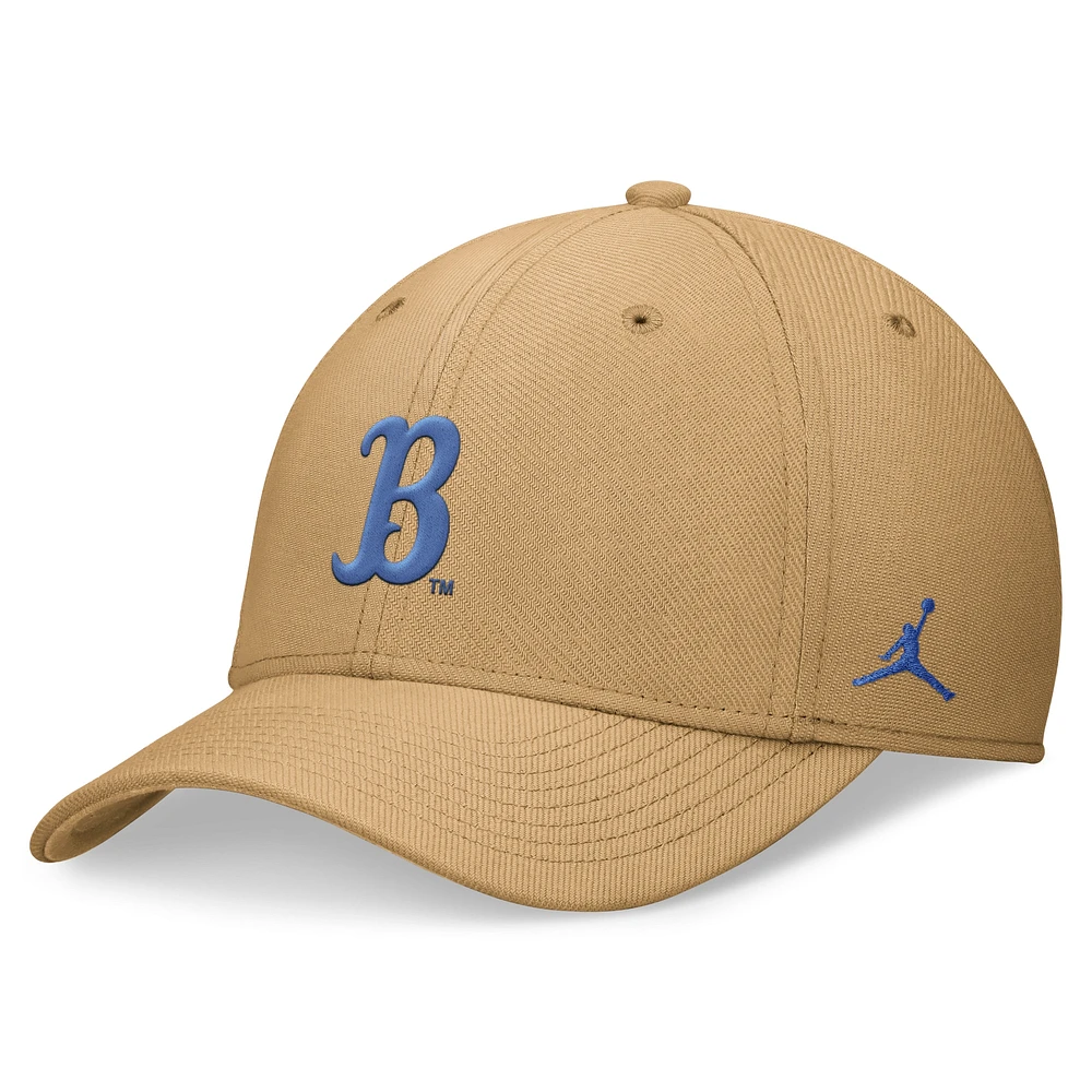 Casquette Jordan Brand kaki UCLA Bruins 2024 On-Field Swoosh Flex pour hommes