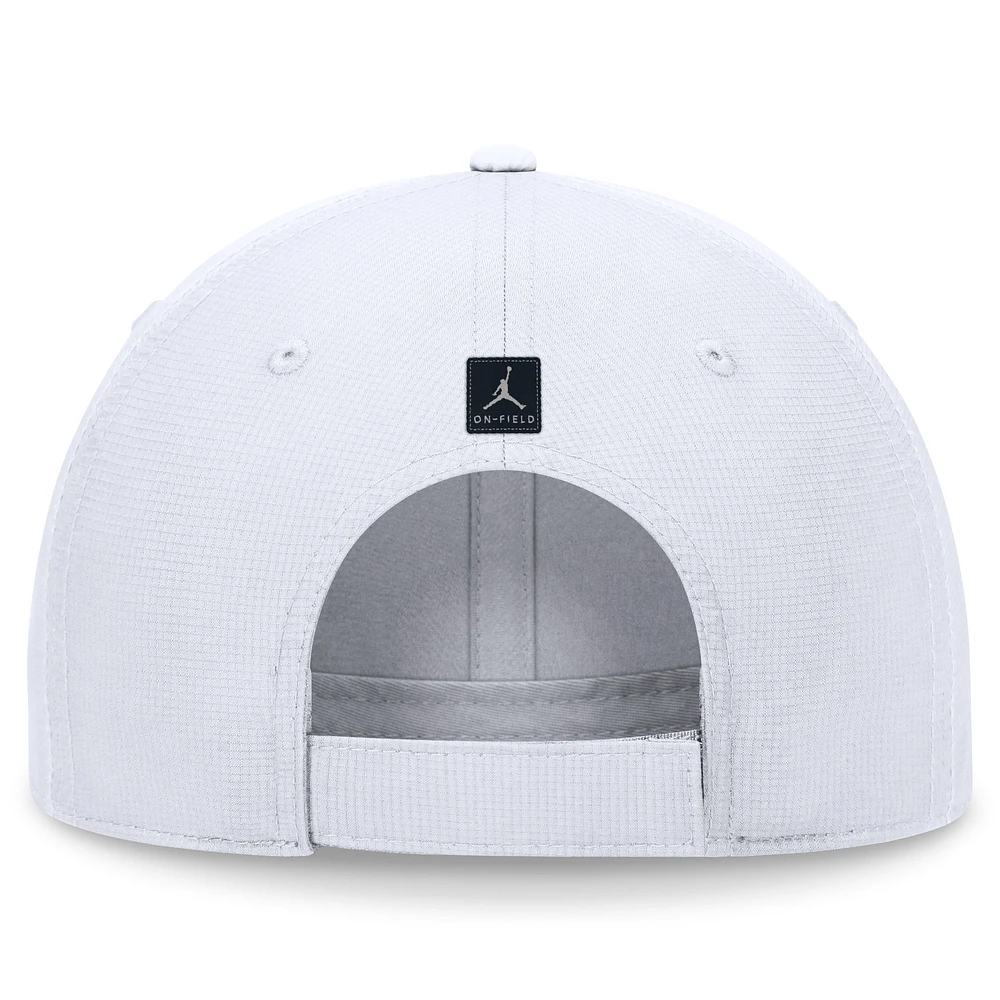 Casquette ajustable Jordan Brand pour homme, blanche, UCLA Bruins 2024/25 On-Field Club Performance