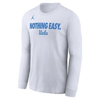 T-shirt à manches longues Nike blanc UCLA Bruins 2025 On-Court Bench pour homme