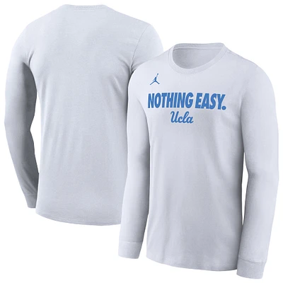 T-shirt à manches longues Nike blanc UCLA Bruins 2025 On-Court Bench pour homme