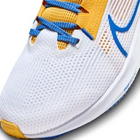 Chaussure de course à pied Nike UCLA Bruins Zoom Pegasus 40 unisexe blanche