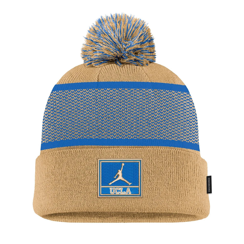 Bonnet en tricot à revers Nike Gold UCLA Bruins 2024 Sideline Peak avec pompon pour jeune