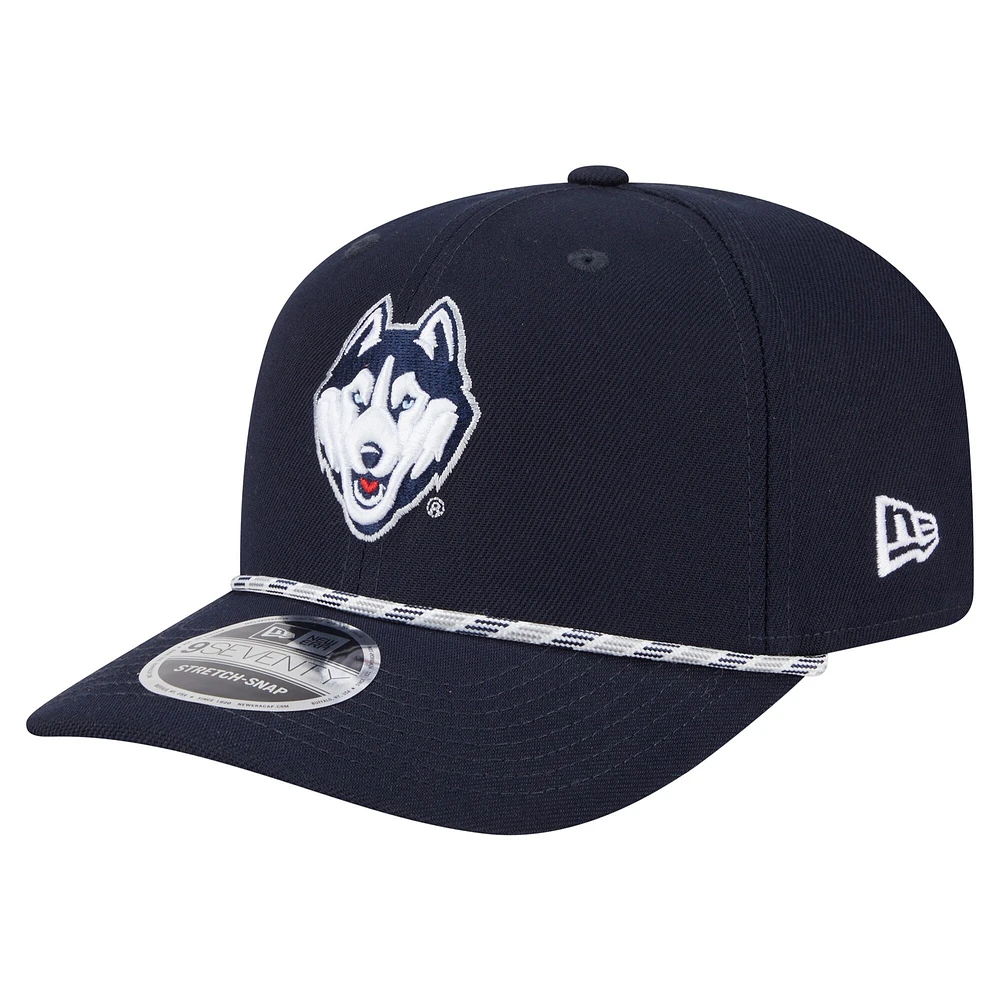 Casquette extensible à boutons-pression New Era bleu marine pour homme, motif Game Day des Huskies de l'UConn, multi-cordes 9SEVENTY