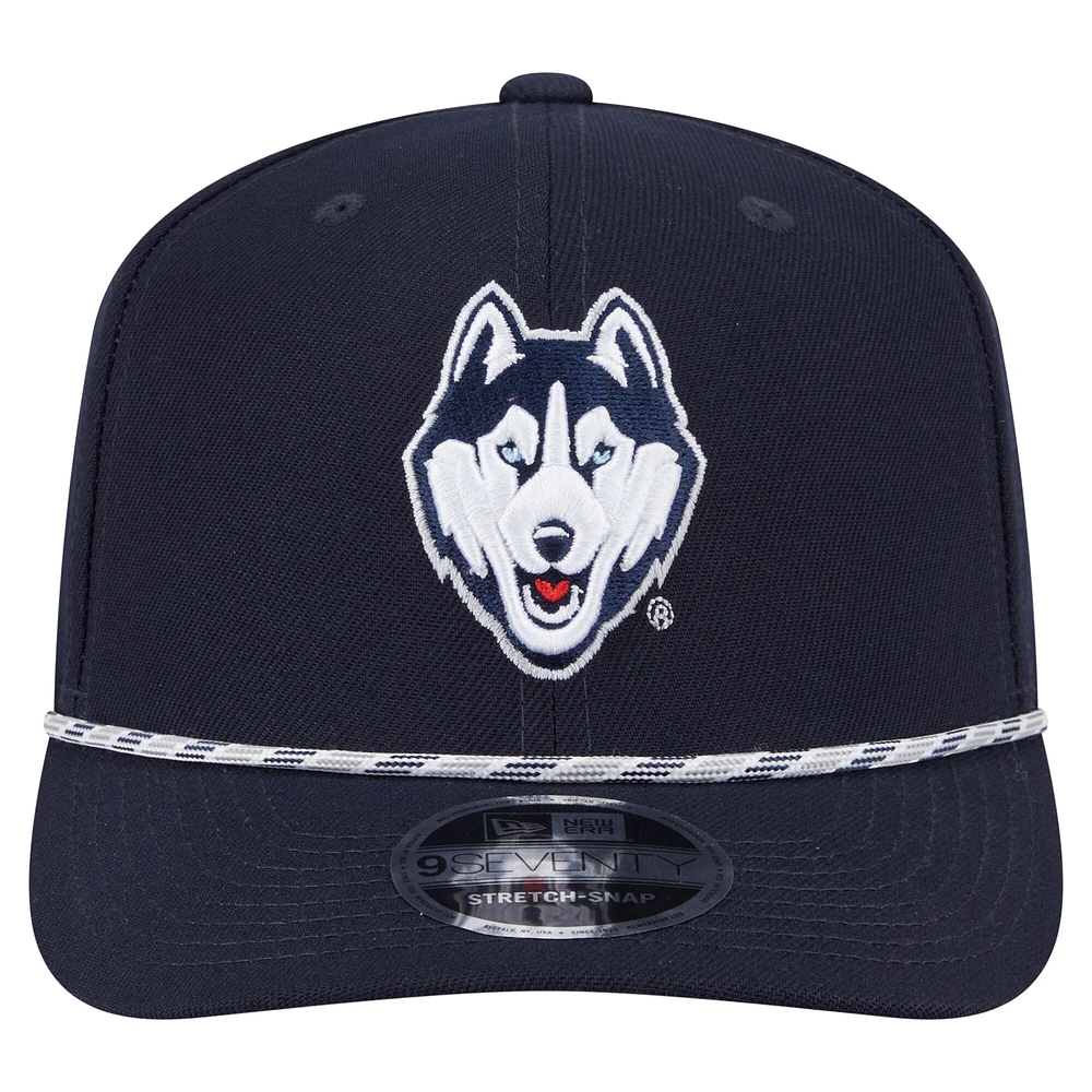 Casquette extensible à boutons-pression New Era bleu marine pour homme, motif Game Day des Huskies de l'UConn, multi-cordes 9SEVENTY