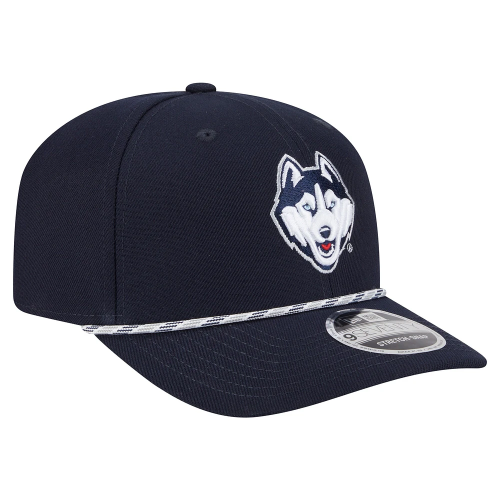 Casquette extensible à boutons-pression New Era bleu marine pour homme, motif Game Day des Huskies de l'UConn, multi-cordes 9SEVENTY