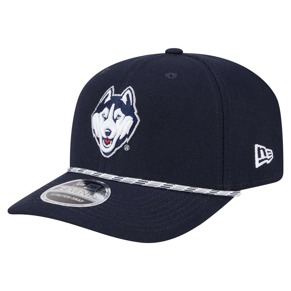Casquette extensible à boutons-pression New Era bleu marine pour homme, motif Game Day des Huskies de l'UConn, multi-cordes 9SEVENTY