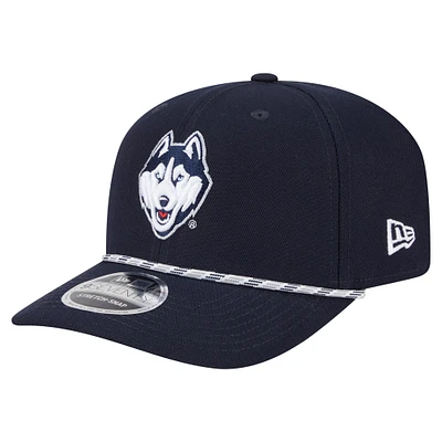 Casquette extensible à boutons-pression New Era bleu marine pour homme, motif Game Day des Huskies de l'UConn, multi-cordes 9SEVENTY