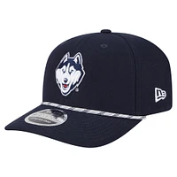 Casquette extensible à boutons-pression New Era bleu marine pour homme, motif Game Day des Huskies de l'UConn, multi-cordes 9SEVENTY