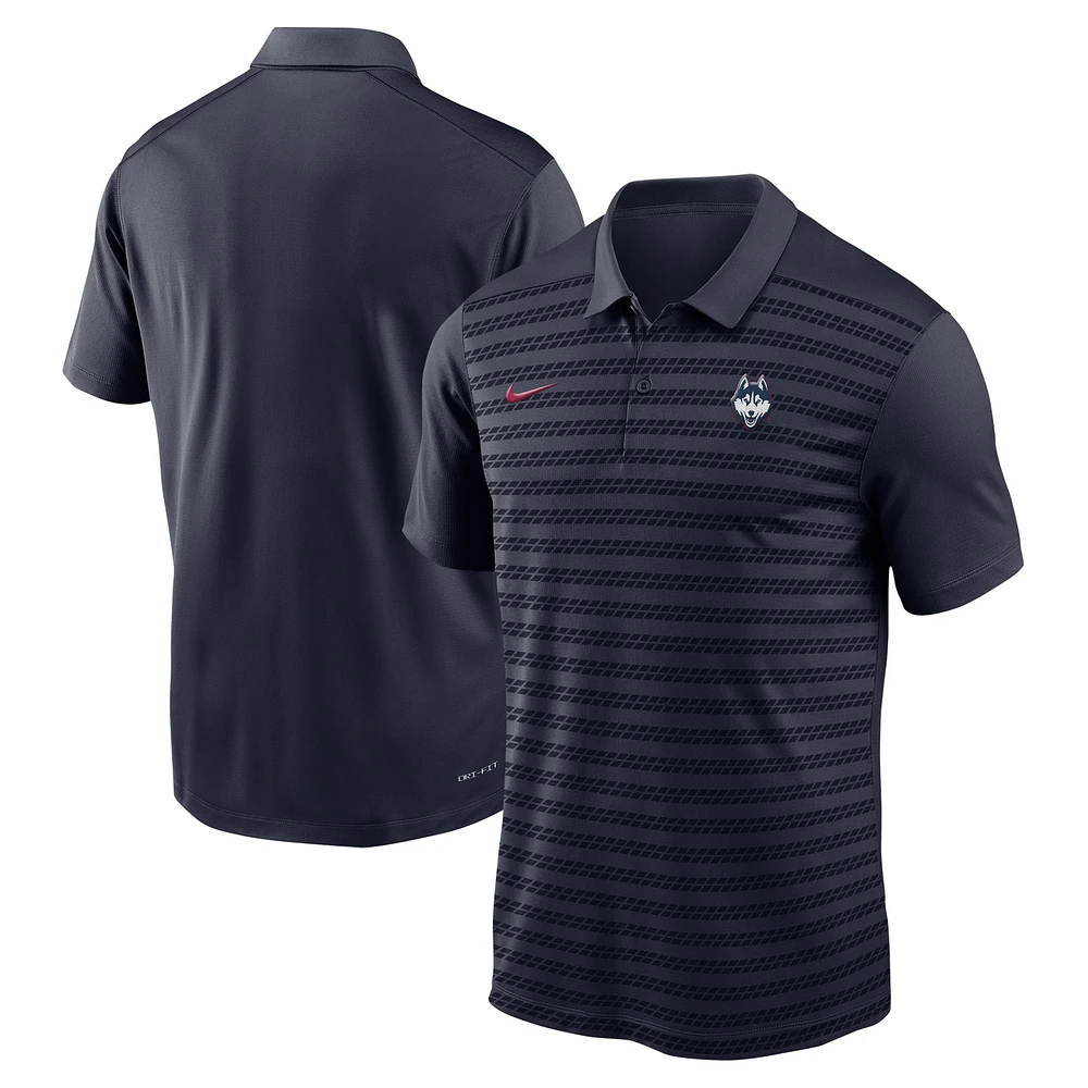 Polo de performance Nike UConn Huskies 2024 Sideline Victory Coaches pour homme, bleu marine