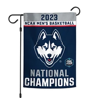 WinCraft UConn Huskies 2023 NCAA Champions nationaux de basket-ball masculin double face 30,5 x 45,7 cm Drapeau de jardin