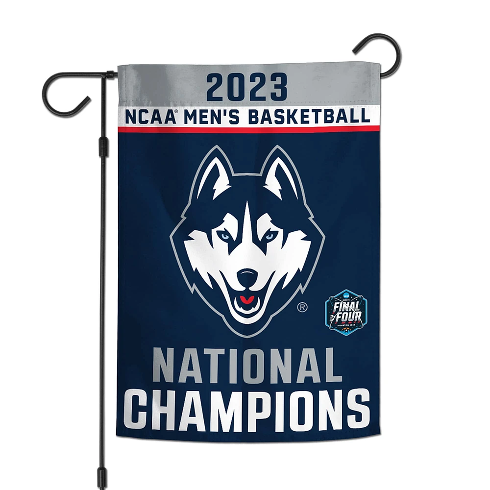 WinCraft UConn Huskies 2023 NCAA Champions nationaux de basket-ball masculin double face 30,5 x 45,7 cm Drapeau de jardin