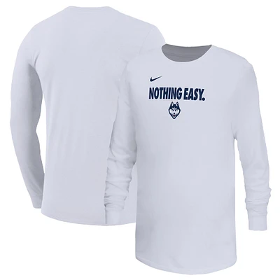 T-shirt à manches longues Nike UConn Huskies 2025 On-Court Bench pour jeunes Blanc