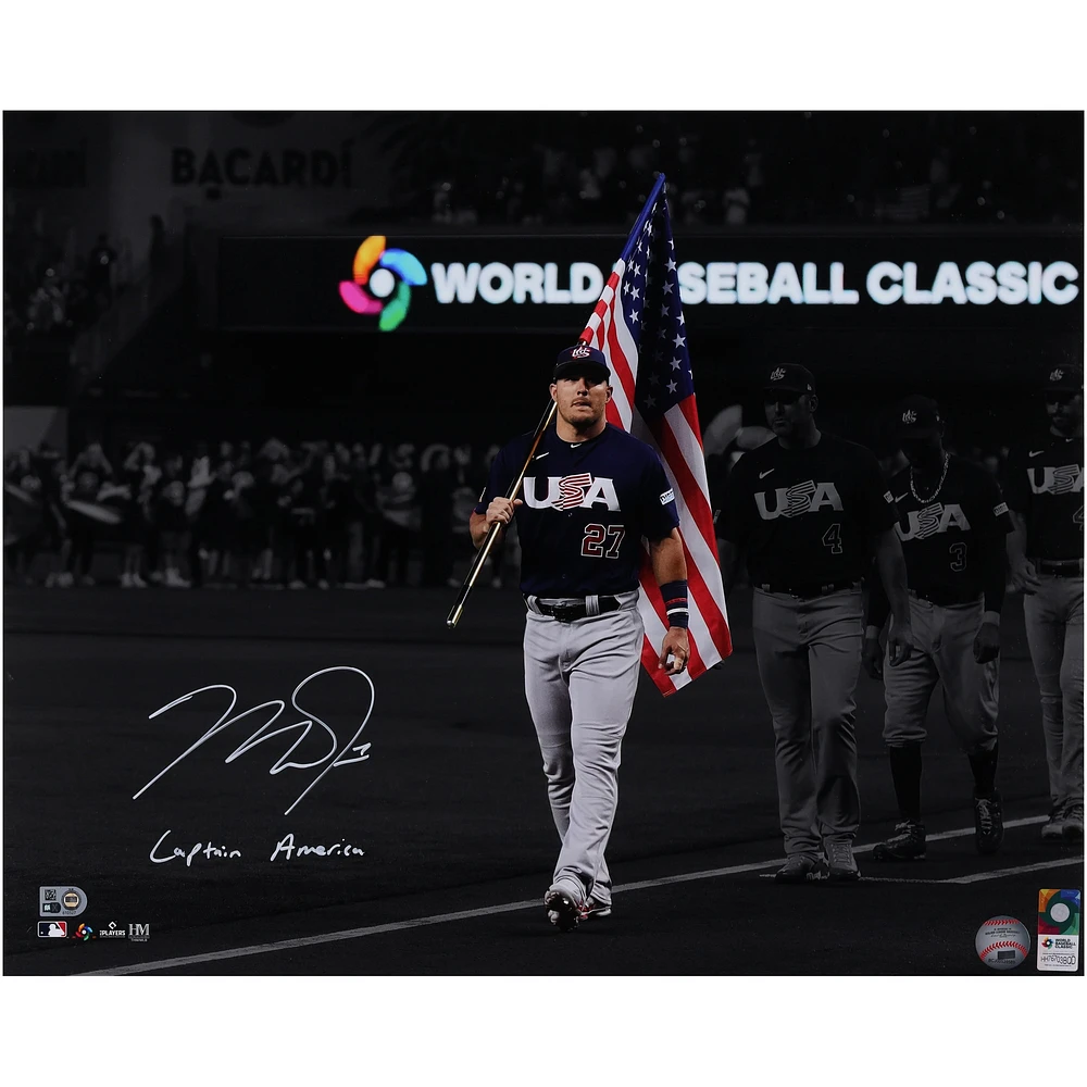 Photographie autographiée de Mike Trout, joueur de baseball américain, 16" x 20" tenant un drapeau avec l'inscription "Captain America"