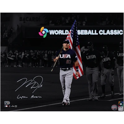 Photographie autographiée de Mike Trout, joueur de baseball américain, 16" x 20" tenant un drapeau avec l'inscription "Captain America"