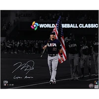 Photographie autographiée de Mike Trout, joueur de baseball américain, 16" x 20" tenant un drapeau avec l'inscription "Captain America"
