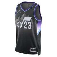 Maillot Swingman unisexe Jordan Brand Lauri Markkanen noir Utah Jazz 2024/25 - Édition Statement