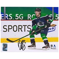 Photographie de patinage autographiée de 8" x 10" de Brock Boeser, maillot rétro inversé des Canucks de Vancouver