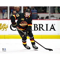 Photographie du maillot alternatif noir non signé de Quinn Hughes des Vancouver Canucks
