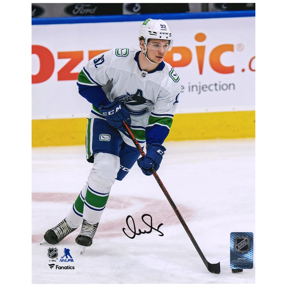 Vasily Podkolzin Vancouver Canucks Autographié 8 "x 10" Blanc Patinage Photo