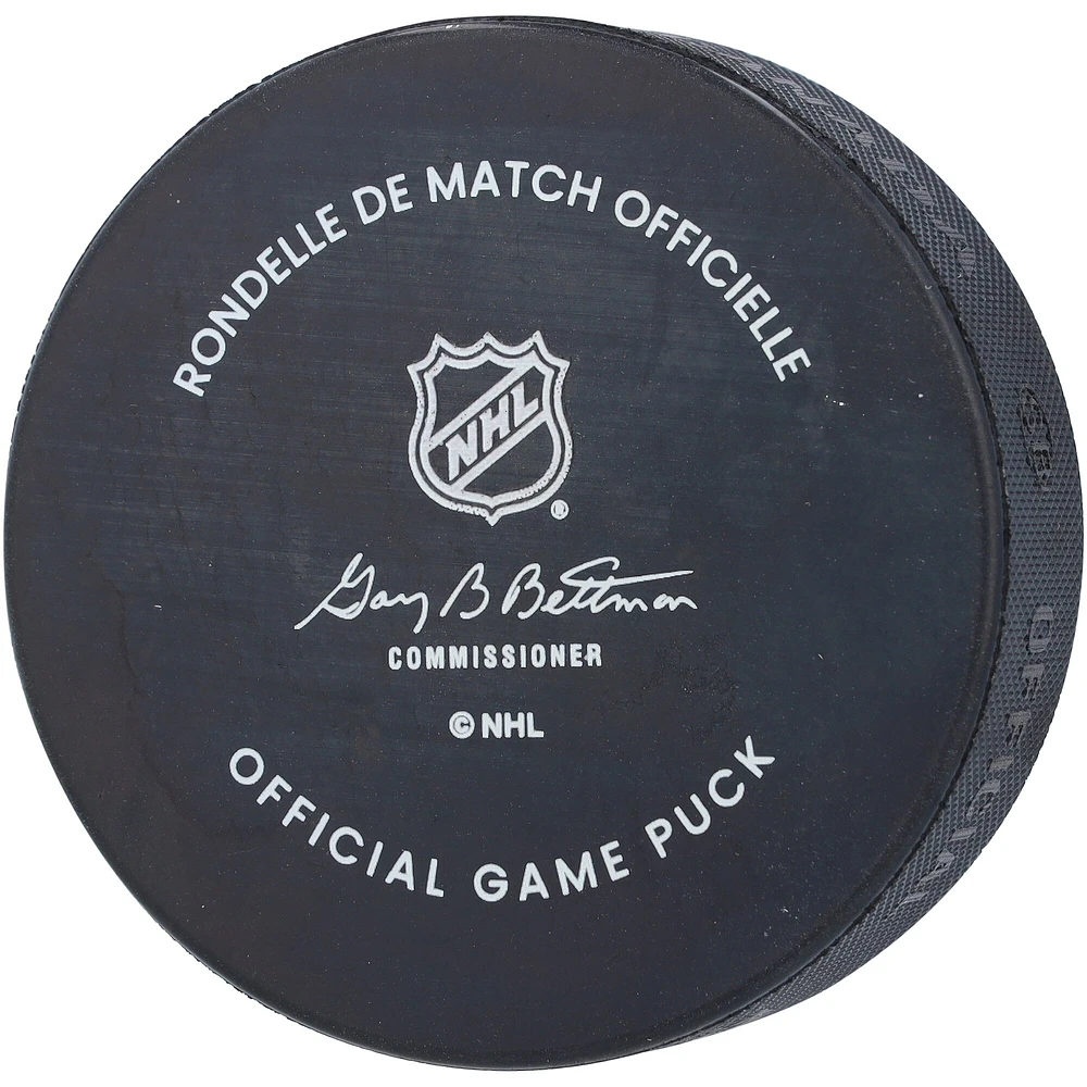 Bannière autographiée par Adin Hill Vegas Golden Knights soulevant la rondelle officielle du match