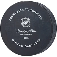 Bannière autographiée par Adin Hill Vegas Golden Knights soulevant la rondelle officielle du match