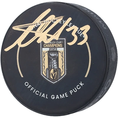 Bannière autographiée par Adin Hill Vegas Golden Knights soulevant la rondelle officielle du match