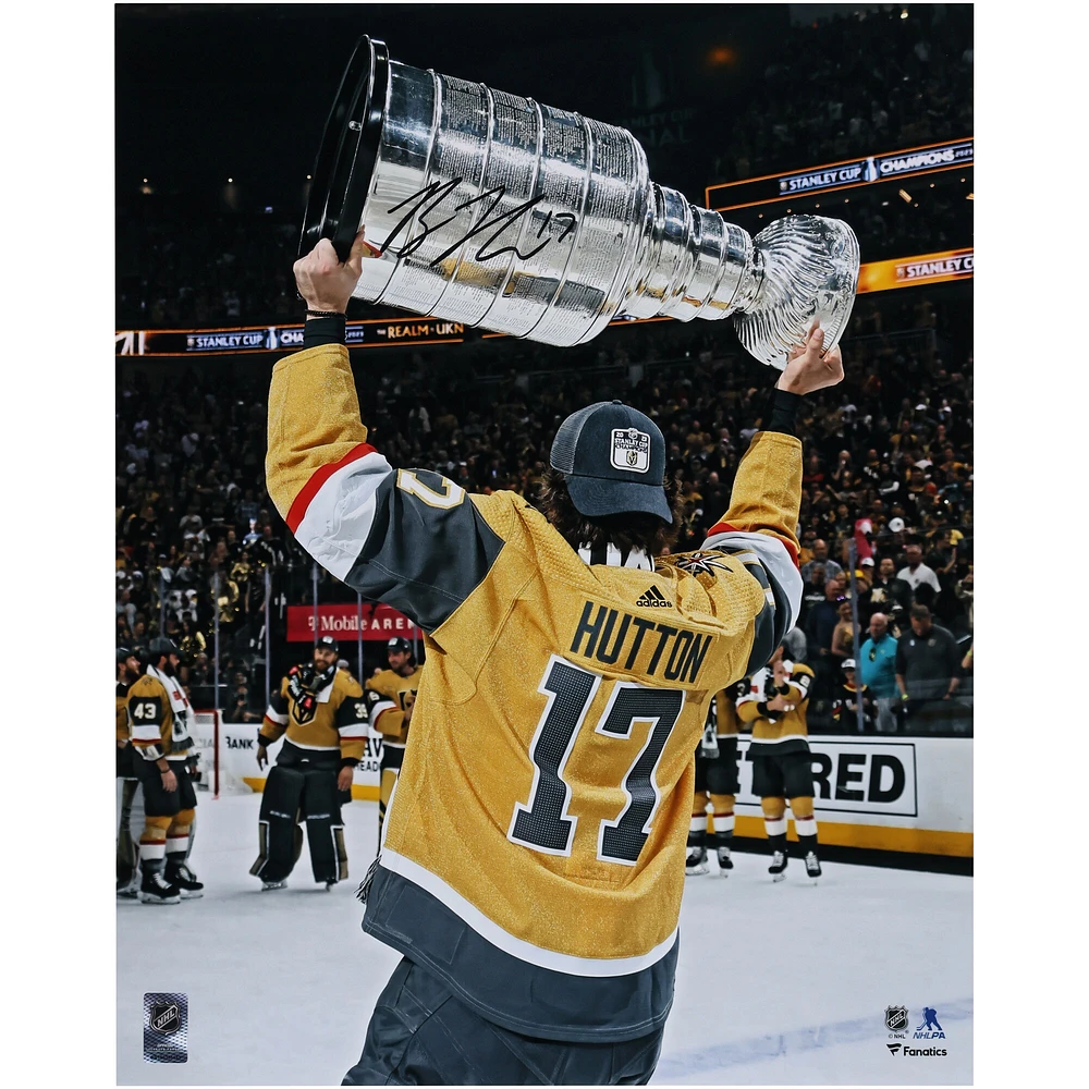 Photographie autographiée de Ben Hutton des Golden Knights de Vegas, champions de la Coupe Stanley 2023, 16" x 20"