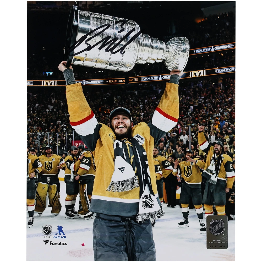 Photographie autographiée de 8" x 10" de Brayden McNabb, champion de la Coupe Stanley 2023, lors de la levée de la Coupe