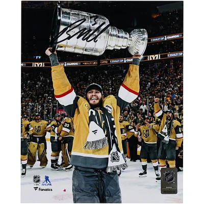 Photographie autographiée de 8" x 10" de Brayden McNabb, champion de la Coupe Stanley 2023, lors de la levée de la Coupe