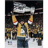 Photographie autographiée de 8" x 10" de Brayden McNabb, champion de la Coupe Stanley 2023, lors de la levée de la Coupe