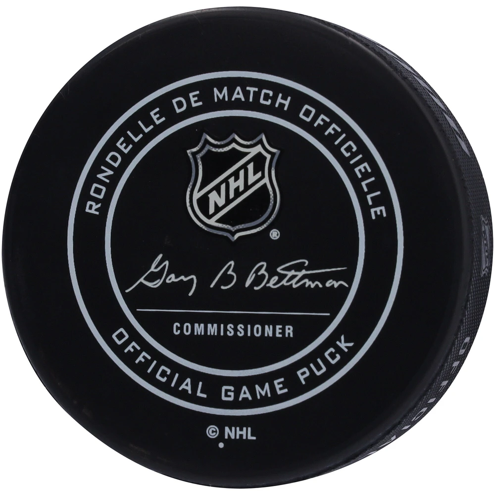 Rondelle de match officielle autographiée par Brayden McNabb Vegas Golden Knights