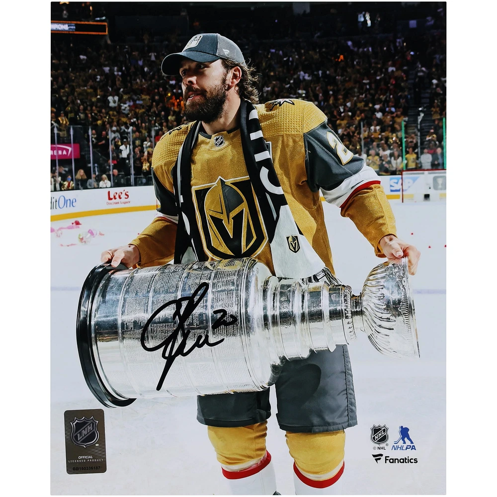Photographie autographiée de 8" x 10" de Chandler Stephenson, champion de la Coupe Stanley 2023 des Golden Knights de Vegas, soulevant la Coupe