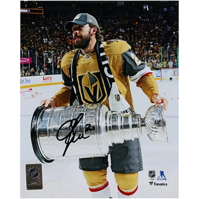 Photographie autographiée de 8" x 10" de Chandler Stephenson, champion de la Coupe Stanley 2023 des Golden Knights de Vegas, soulevant la Coupe